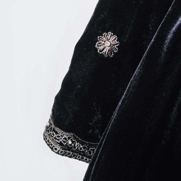 ⚡️SOLD⚡️ 
vintage anne carson gold beaded black velvet tie front jacket - Picture 5 of 7